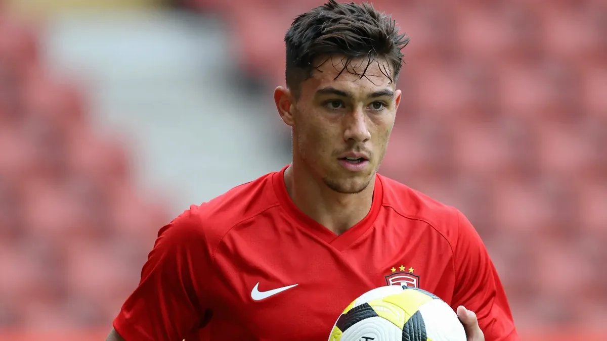 Sheffield United's young defender Sam Curtis has completed a season-long loan move to Cambridge United in League One
